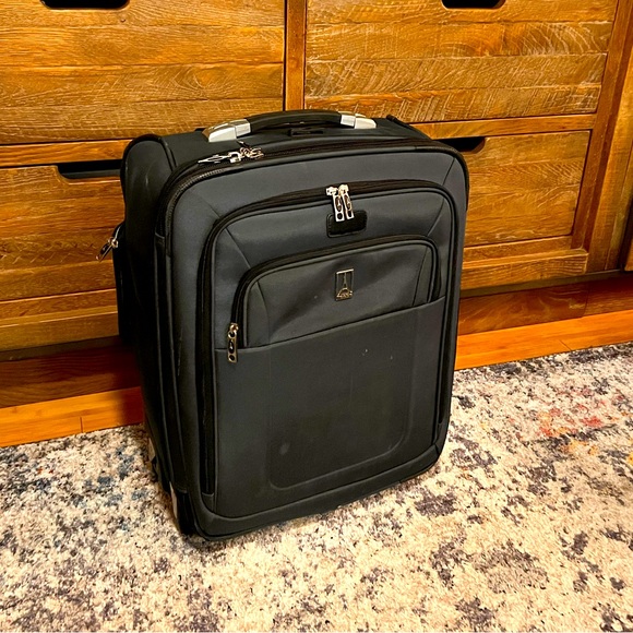 Travelpro Crew 8 Carry on luggage - Picture 1 of 4